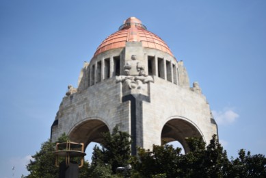 Monumento a la Revolución, de perfil